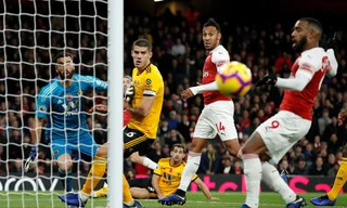 VIDEO: 'Sao xịt' M.U giải nguy cho Arsenal