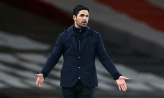 HLV Mikel Arteta chán nản với các sai lầm của học trò.