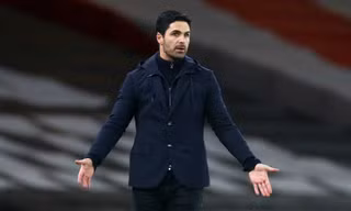HLV Mikel Arteta chán nản với các sai lầm của học trò.