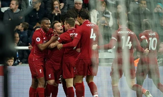 Các cầu thủ Liverpool ăn mừng bàn quyết định.