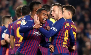 Malcom ăn mừng cùng đồng đội