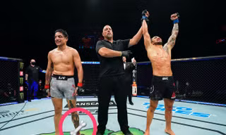 Gabriel Benitez (trái) chấp nhận thất bại trước Morales.