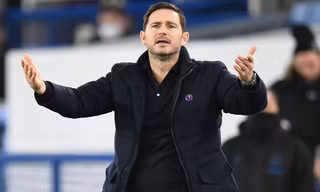 HLV Frank Lampard cho rằng các cầu thủ Chelsea mắc bệnh chủ quan.