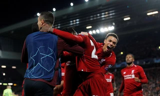 Origi ăn mừng cùng Alexander-Arnold