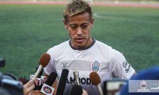 Keisuke Honda trả lời phóng viên sau buổi tập đầu tiên với Campuchia
