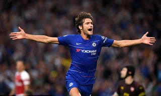 Marcos Alonso ăn mừng bàn thắng ấn định chiến thắng 3-2 cho Chelsea.