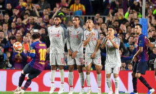 Lionel Messi lập siêu phẩm sút phạt vào lưới Liverpool.