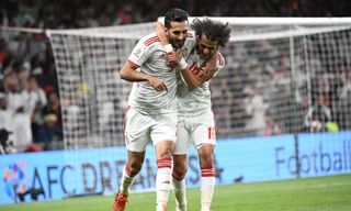 Ali Mabkhout ăn mừng bàn thắng cùng đồng đội