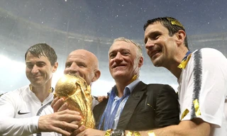 HLV Didier Deschamps ăn mừng cùng các trợ lý