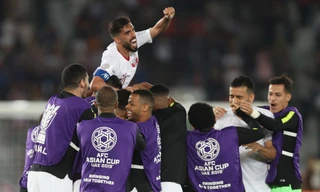 Các cầu thủ Qatar ăn mừng chiến thắng trước Nhật Bản