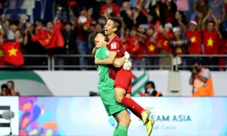 Đặng Văn Lâm ăn mừng sau chiến thắng trước Jordan