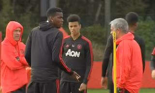 Paul Pogba tỏ thái độ với Jose Mourinho trên sân tập M.U