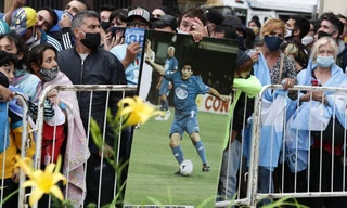 Hàng nghìn người xếp hàng chờ viếng Diego Maradona.