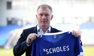Paul Scholes ra mắt Oldham Athletic.