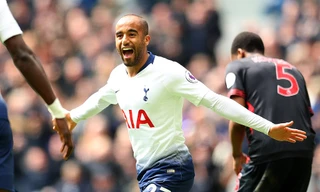 Lucas Moura ăn mừng hat-trick vào lưới Huddersfield