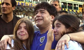 Diego Maradona: Khi người đàn ông khóc