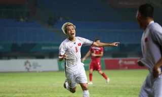 Văn Toàn ăn mừng bàn thắng.