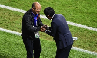 HLV Hajime Moriyasu bắt tay HLV Park Hang Seo sau trận đấu