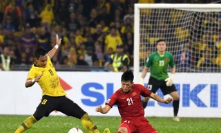 Đình Trọng tranh bóng với Zaquan Adha. Ảnh: AFF