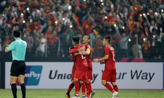 Đội trưởng Quế Ngọc Hải cùng các đồng đội ăn mừng