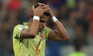 William Tesillo ôm đầu sau cú sút 11m hỏng trước Chile