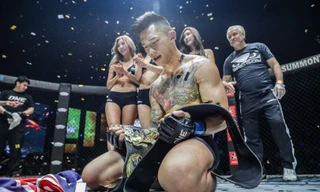 Martin Nguyễn ăn mừng chức vô địch Lightweight hồi tháng 11 năm ngoái