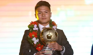 Nguyễn Quang Hải nhận Quả bóng vàng Việt Nam. Ảnh: Vnexpress 