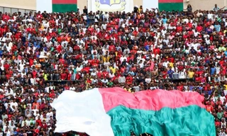 Đám đông chen lấn trước giờ vào sân khiến nhiều người bị thương