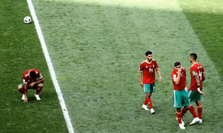 Các cầu thủ Morocco buồn bã sau thất bại. 