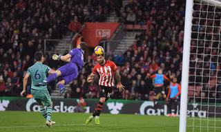 VIDEO: Hàng thủ tệ hại, Arsenal đứt mạch 22 trận bất bại