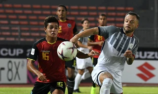 Đông Timor (áo đỏ) chính thức bị loại