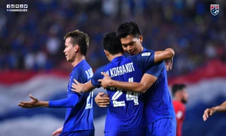 Korrakot Wiriya-Udomsiri ăn mừng với các đồng đội