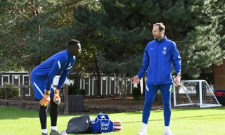 Cech trực tiếp hướng dẫn thủ môn mới của Chelsea, Mendy trong thời gian qua.