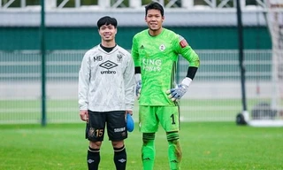 Công Phượng chụp ảnh kỷ niệm cùng thủ môn Kawin Thamsatchanan.