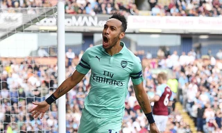 Aubameyang lập cú đúp vào lưới Burnley