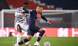 Axel Tuanzebe theo sát Mbappe suốt trận đấu.