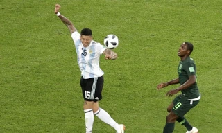 Marcos Rojo để bóng chạm tay trong vòng cấm nhưng Argentina không bị phạt đền.