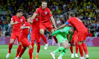Các cầu thủ Anh ăn mừng với 2 người hùng Eric Dier và Jordan Pickford.