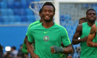 Obi Mikel sẽ ra sân với cổ tay trái bó bột.