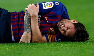 Messi đau đớn trong trận đấu với Sevilla