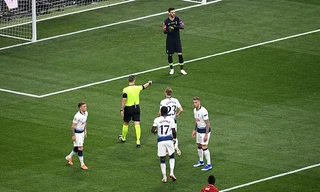 VIDEO: Liverpool được hưởng quả phạt đền ‘trên trời rơi xuống’