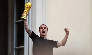Hôm qua, Antoine Griezmann đã trở về quê nhà Macon sau chiến công giúp Pháp vô địch World Cup 2018. Tại đây, tiền đạo này được hơn 2.000 người hâm mộ chào đón nhiệt tình.