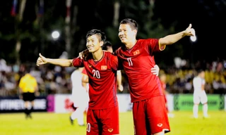 Bộ đôi tiền đạo tên Đức giúp tuyển Việt Nam nắm lợi thế trước Philippines. Ảnh: VnExpress