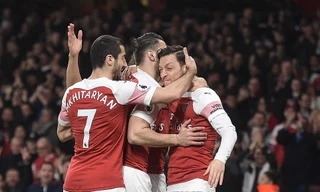 Mesut Ozil tỏa sáng rực rỡ trong ngày trở lại