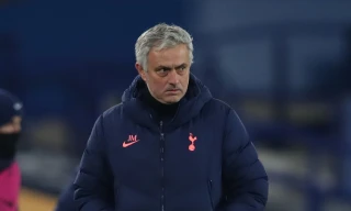 Tottenham buộc phải giữ HLV Jose Mourinho vì tiền đền bù quá lớn.