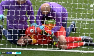 Hugo Lloris đau đớn sau cú ngã.