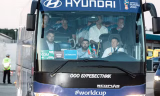 HLV Joachim Low và các thành viên tuyển Đức thất thần trên xe buýt.