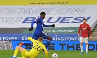 Henderson bất lực trong bàn thua đầu tiên của M.U