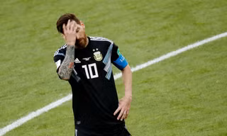 Lionel Messi thất vọng sau trận hòa 1-1 với Iceland.