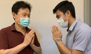 Chủ tịch Chiangmai United, Chuchai Lertpongadisorn (trái) chào đón Sarawut. Ảnh: Bangkok Post.